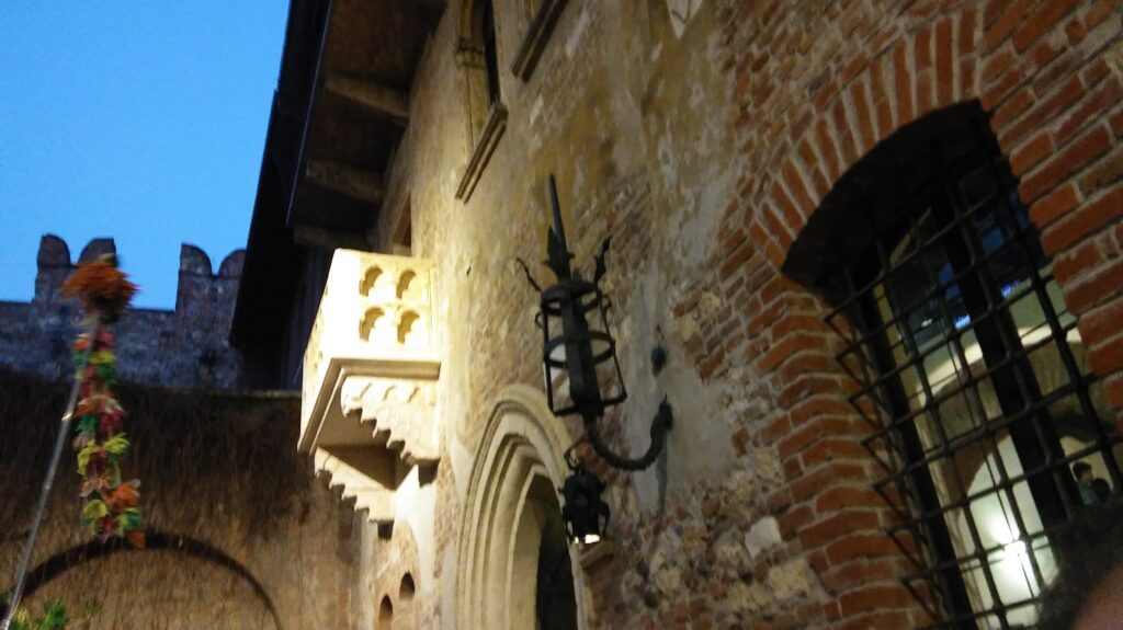 ein mittelalterliches Haus mit Balkon, hier soll Julia ihren Romeo gerufen haben