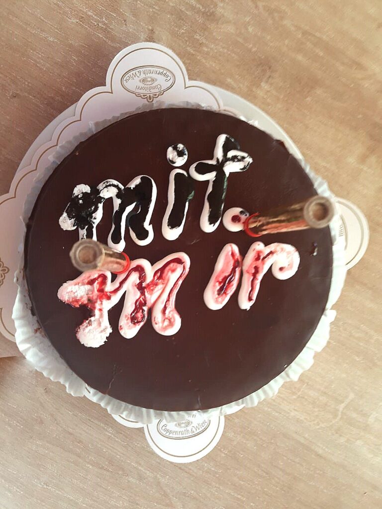 Eine Schokoladen-Torte mit dem Schriftzug "mit mir" in Zuckerguss